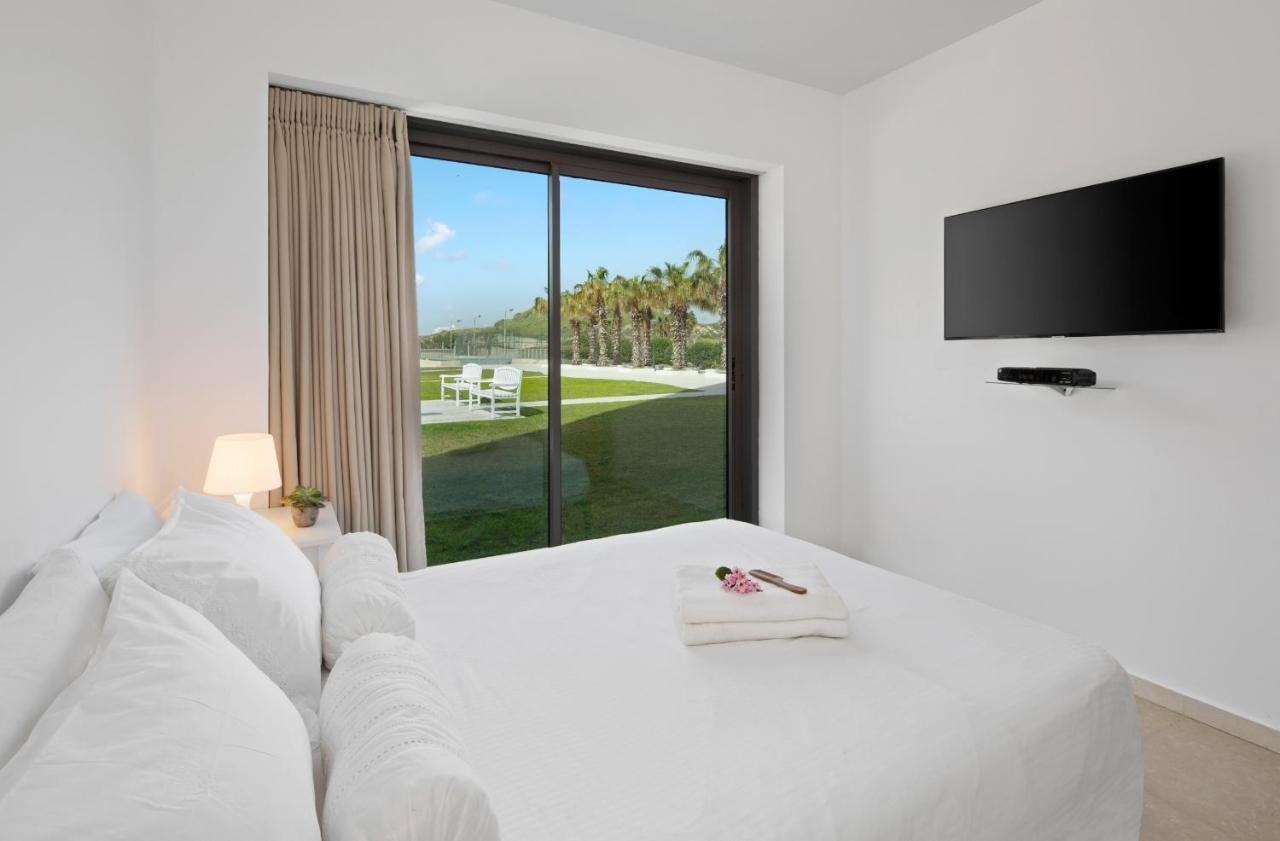 Aparthotel Okeanos On The Beach Herzelia Esterno foto