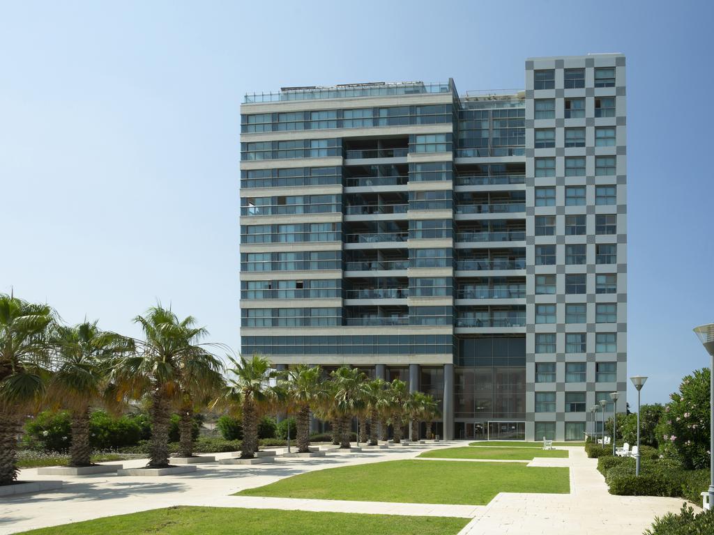 Aparthotel Okeanos On The Beach Herzelia Esterno foto