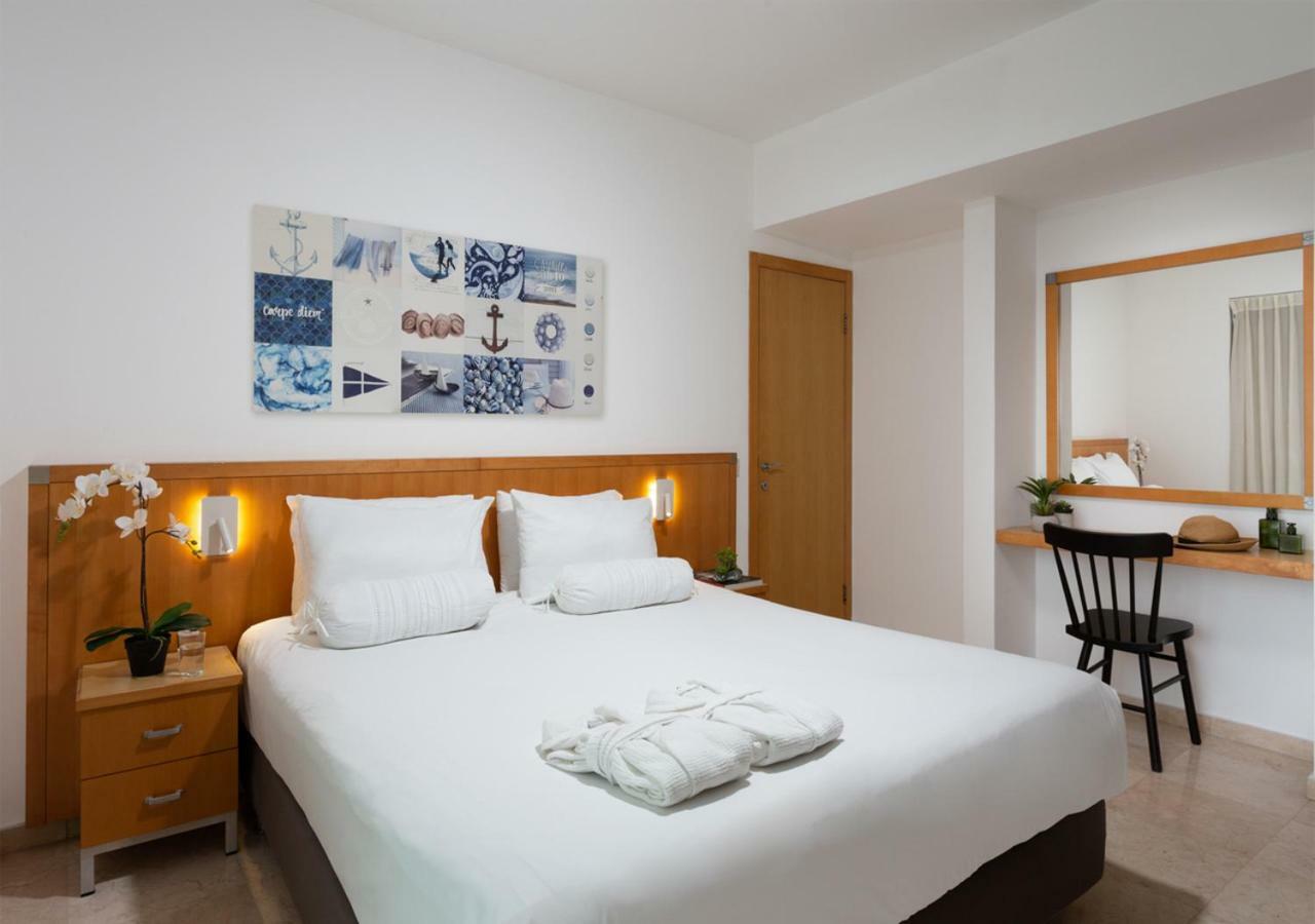 Aparthotel Okeanos On The Beach Herzelia Esterno foto